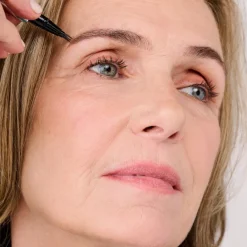 Benefit Augenbrauenstifte Mighty Fine Brow Pen - Superfeiner Brauenstift mit Dreifacher Spitze von