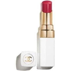 CHANEL ROUGE COCO BAUME Der getönte und feuchtigkeitsspendende Balsam, dessen Farbintensität sich ganz individuell anpassen lässt, sorgt Tag für Tag für wunderschöne Lippen