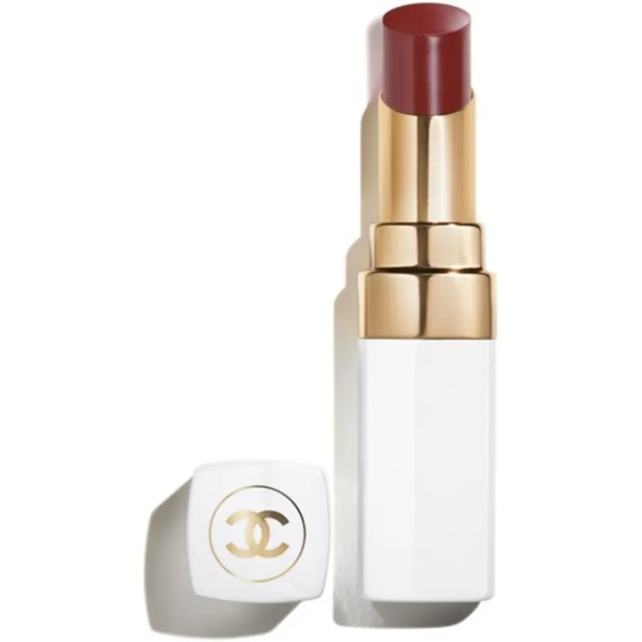 CHANEL ROUGE COCO BAUME Der getönte und feuchtigkeitsspendende Balsam, dessen Farbintensität sich ganz individuell anpassen lässt, sorgt Tag für Tag für wunderschöne Lippen