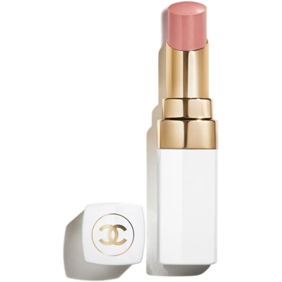 CHANEL ROUGE COCO BAUME Der getönte und feuchtigkeitsspendende Balsam, dessen Farbintensität sich ganz individuell anpassen lässt, sorgt Tag für Tag für wunderschöne Lippen