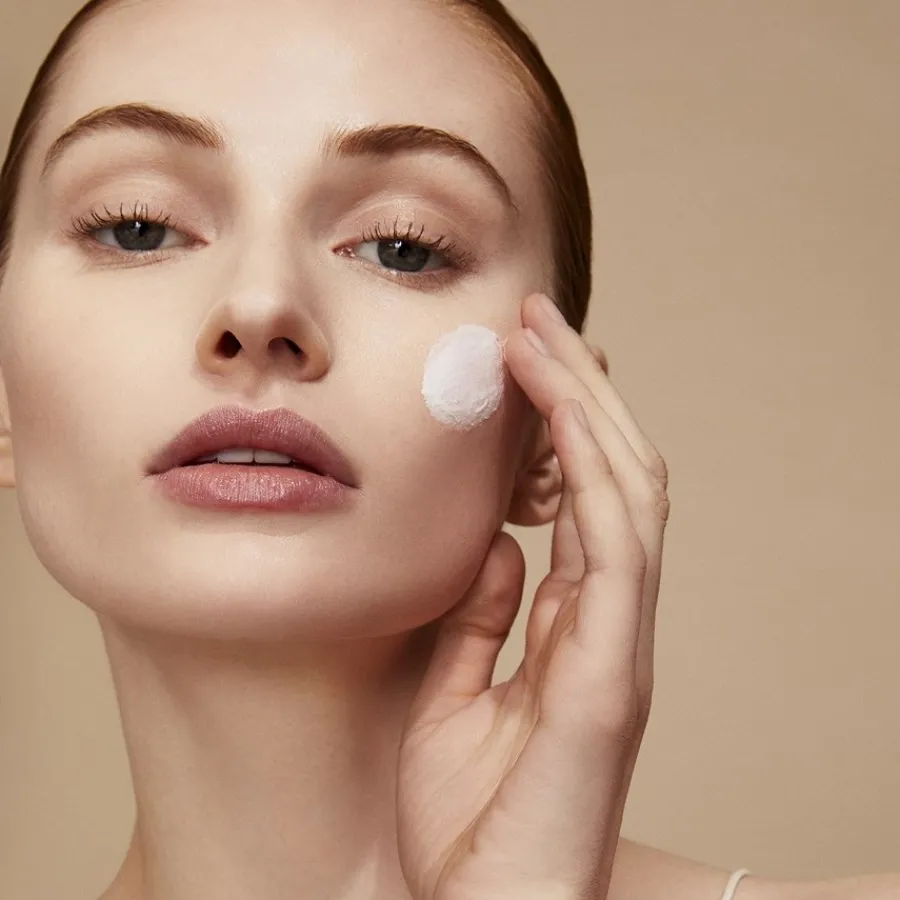 Clu00E9 de Peau Beautu00E9 Clé de Peau Beauté Skin-Refining Clay Scrub