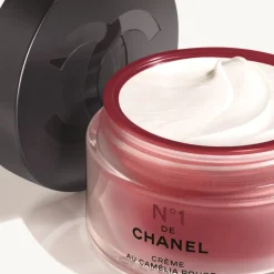 CHANEL CREME N°1 DE CREME MIT ROTER KAMELIE Polstert auf – glättet – schützt von