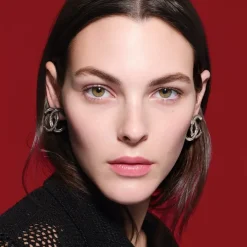 CHANEL CREME N°1 DE CREME MIT ROTER KAMELIE Polstert auf – glättet – schützt von