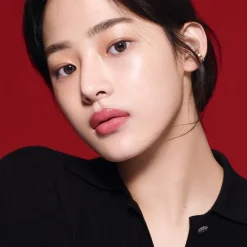 CHANEL CREME N°1 DE CREME MIT ROTER KAMELIE Polstert auf – glättet – schützt von