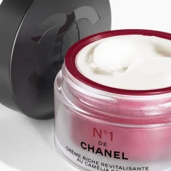 CHANEL CREME N°1 DE REICHHALTIGE REVITALISIERENDE CREME Glättet - Nährt - Schützt vor winterlichen Einflüssen von
