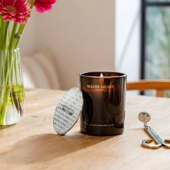 Molton Brown Delicious Rhubarb & Rose Scented Candle von New