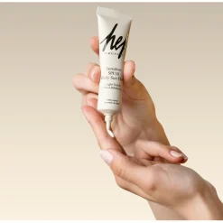 Hej Organic Feuchtigkeitspflege Sensitive SPF50 Daily Sun Fluid von