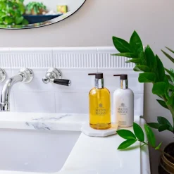 Molton Brown Flora Luminare Fine Liquid Hand Wash von Hot