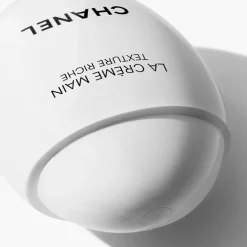 CHANEL LA CREME MAIN LA CRÈME MAIN TEXTURE RICHE nährt-schützt-schenkt Leuchtkraft von Hot