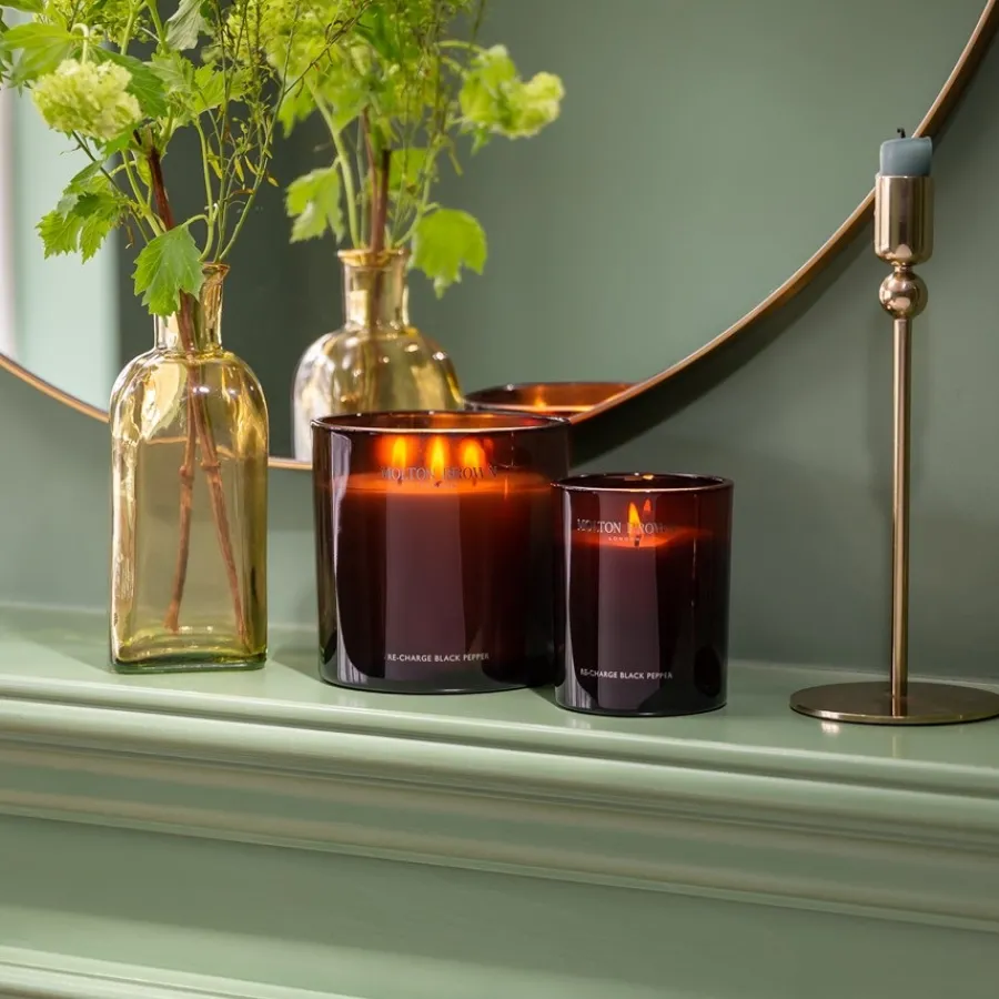 Molton Brown Re-Charge Black Pepper Scented Candle von