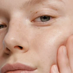 Mu00C1DARA Serum Botanic Niacinamide Alternative 5 in 1 Serum von MÁDARA