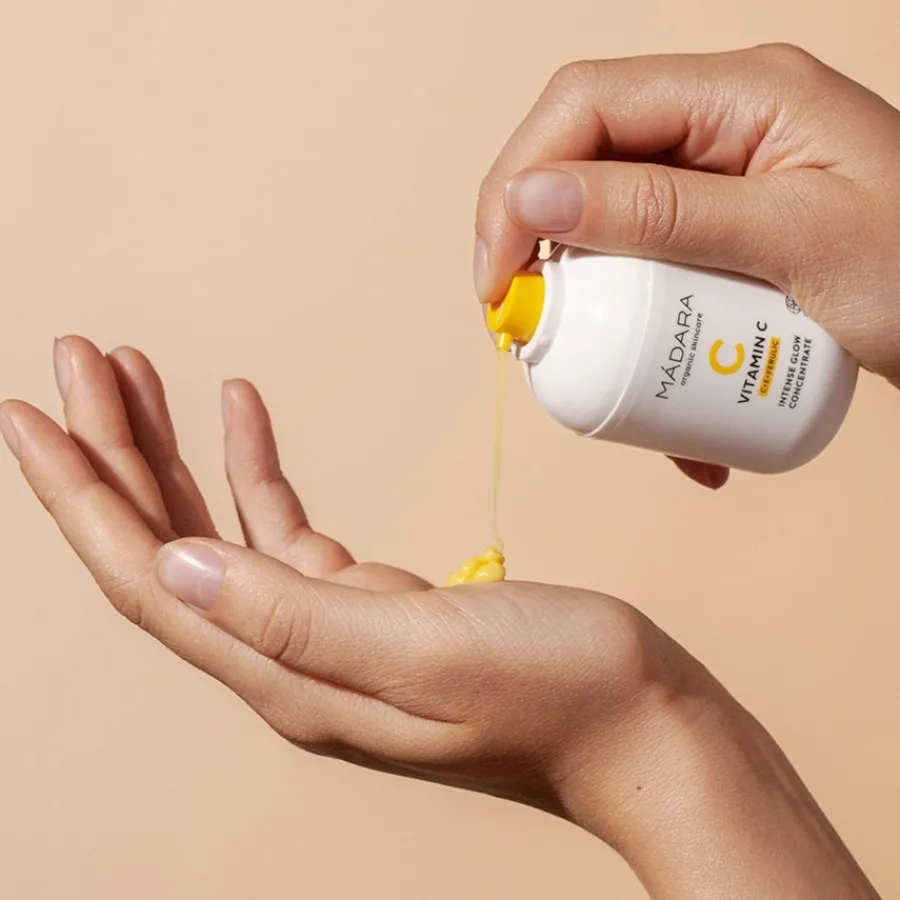 Mu00C1DARA Serum Vitamin C Intense Glow Concentrate von MÁDARA