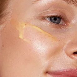 Mu00C1DARA Serum Vitamin C Intense Glow Concentrate von MÁDARA