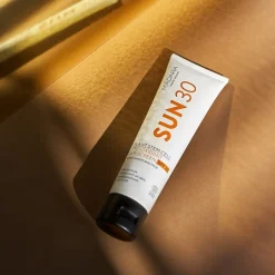 Mu00C1DARA Sonnenschutz Plant Stem Cell Antioxidant Body Sunscreen SPF 30 von MÁDARA