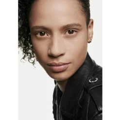 CHANEL TEINT GRUNDIERUNG ULTRA LE TEINT VELVET Foundation mit Weichzeichnereffekt. Samtig-mattes Finish. von Discount