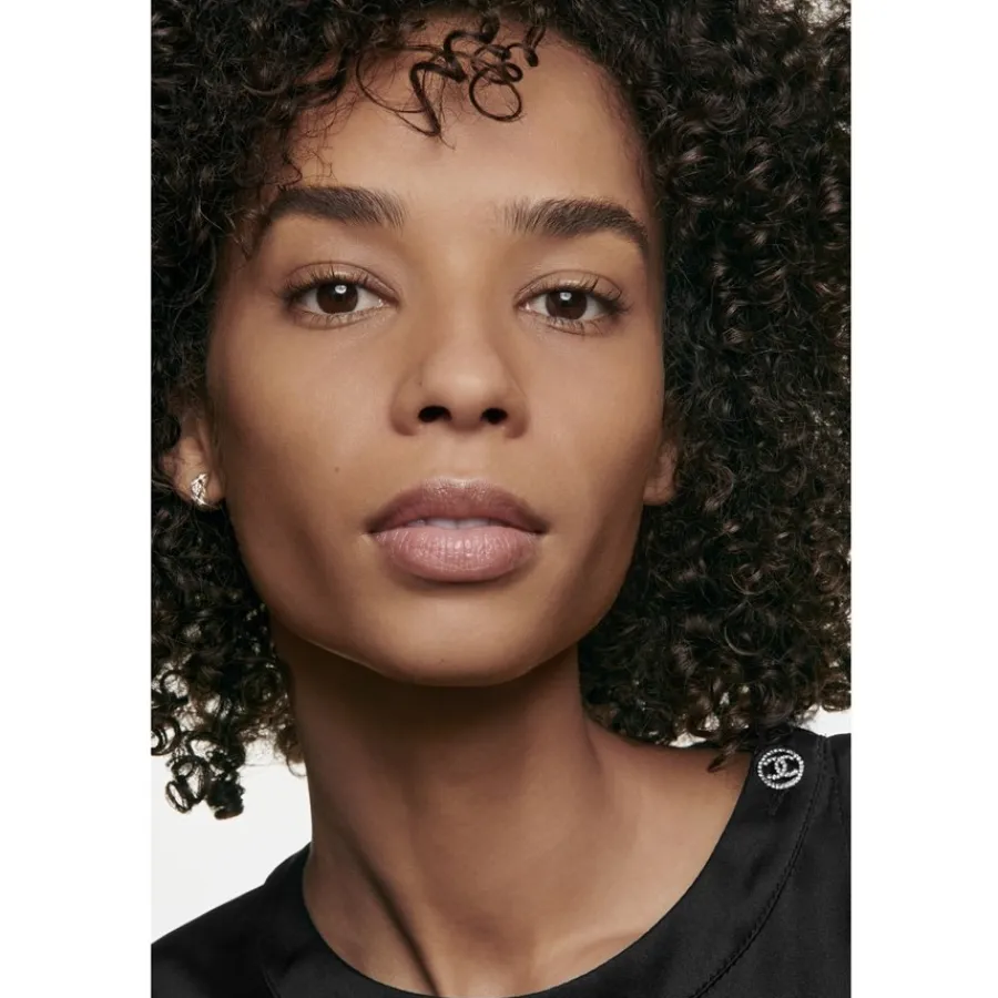 CHANEL TEINT GRUNDIERUNG ULTRA LE TEINT VELVET Foundation mit Weichzeichnereffekt. Samtig-mattes Finish. von Discount