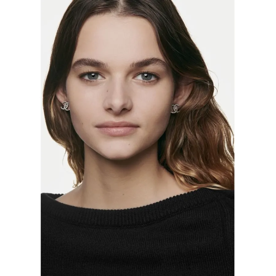 CHANEL TEINT GRUNDIERUNG ULTRA LE TEINT VELVET Foundation mit Weichzeichnereffekt. Samtig-mattes Finish. von Discount