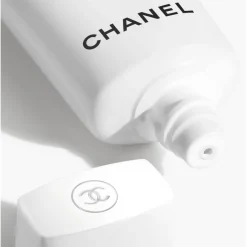 CHANEL UV ESSENTIEL UV ESSENTIEL Umfassender Schutz - UV-Umweltschadstoffe – Antioxidativ SPF 50 von Sale